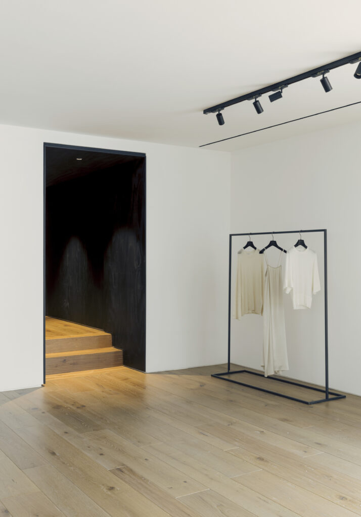Roberto Collina, apre primo showroom, articolo su The Hub Milan