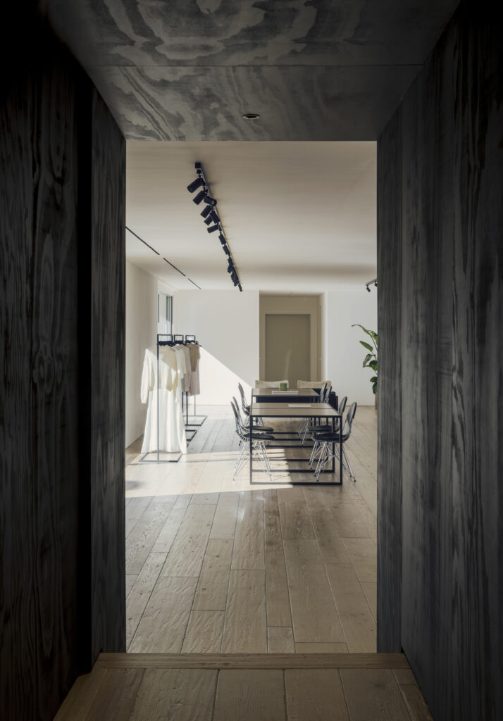Roberto Collina, apre primo showroom, articolo su The Hub Milan