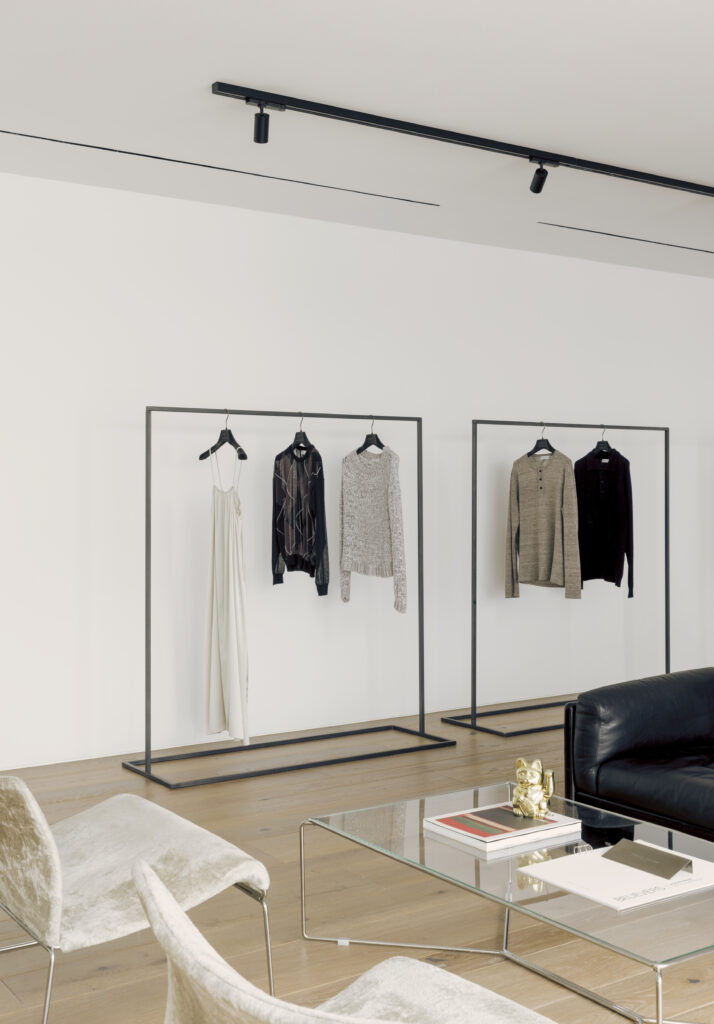 Roberto Collina, apre primo showroom, articolo su The Hub Milan